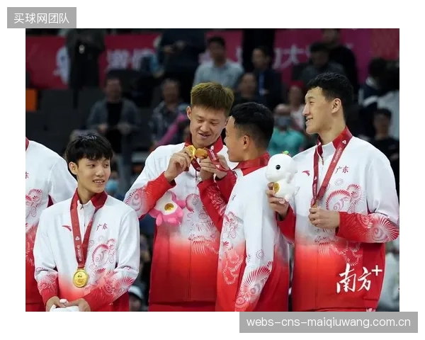 北京队依靠更强的阵容深度和主场优势,在三场鏖战后淘汰老对手广东队。 北京队依靠更强的阵容深度和主场优势,在三场鏖战后淘汰老对手广东队。